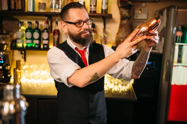 Barman hospodářství třepačka — Stock fotografie