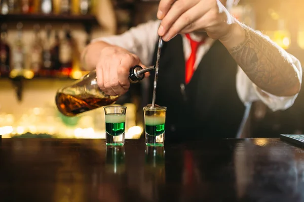 Barman w barze licznika — Zdjęcie stockowe