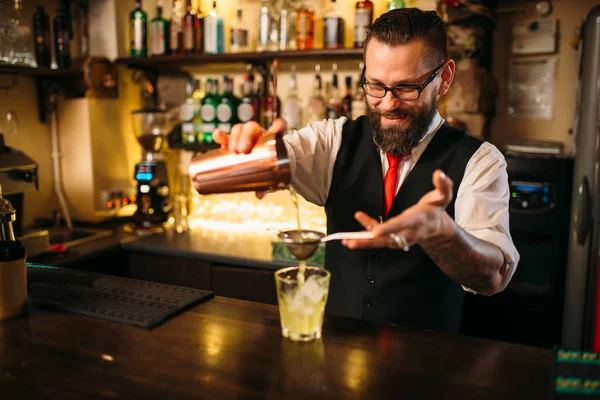 Barman maken cocktail — Stockfoto