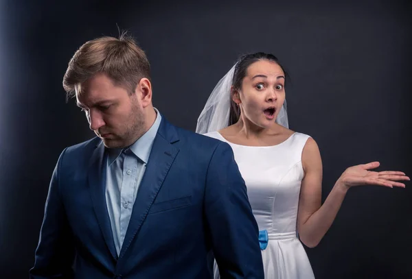 Bride in white dress and groom — Stock Photo, Image