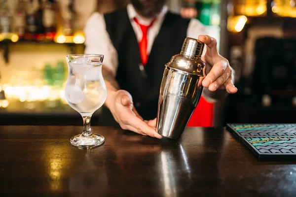 Barista al bancone del bar — Foto Stock