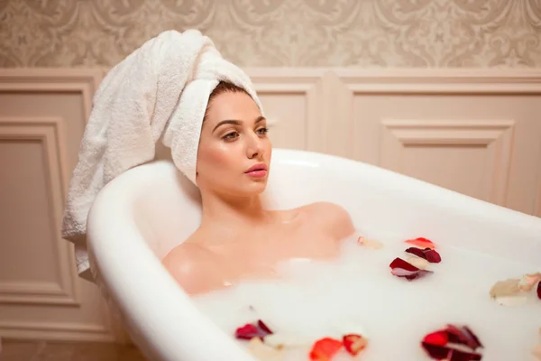 Schöne Frau in Badewanne mit Schaum — Stockfoto