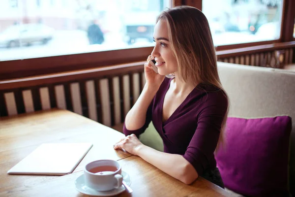 Young beautiful woman in cafe — Stock Photo, Image