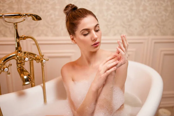 Belle femme dans la baignoire avec mousse — Photo