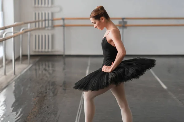 Bailarina elegante y hermosa — Foto de Stock