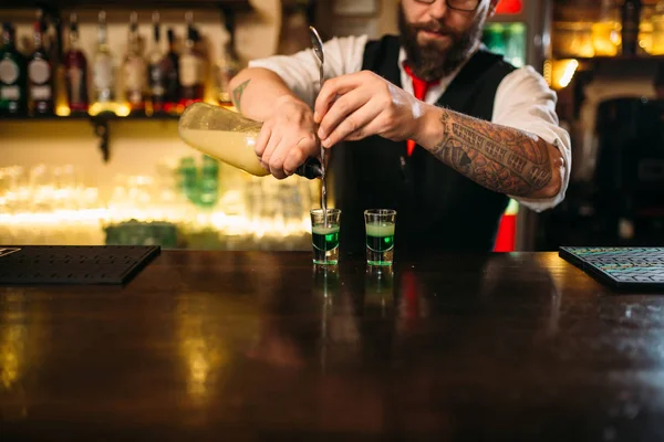 Bartender at bar counter — Stock Photo, Image