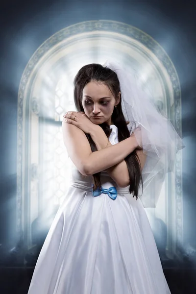 Сльозна наречена в білій сукні — стокове фото