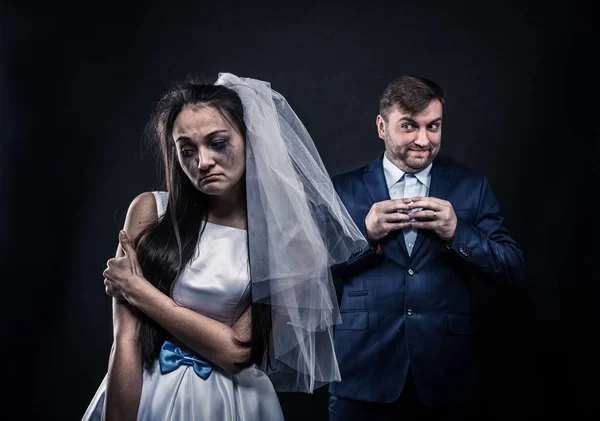 Bride in white dress and groom — Stock Photo, Image