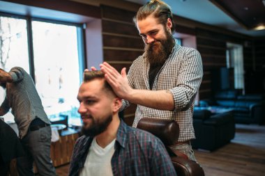 Kuaför istemci yığın saç modeli 