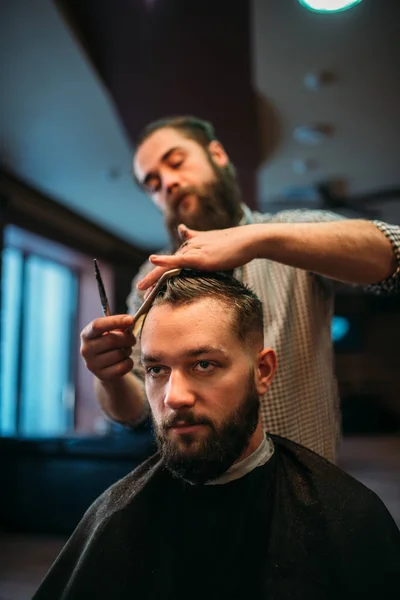 Перукар і клієнт в перукарні — стокове фото