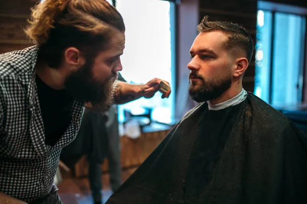 Barbeiro e cliente na barbearia — Fotografia de Stock