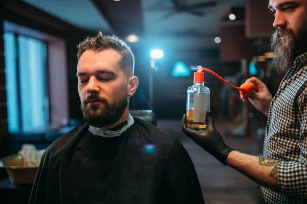 Перукар і клієнт в перукарні — стокове фото