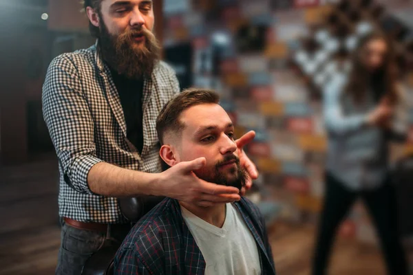 Männliche Kundin mit Frisur beim Friseur — Stockfoto