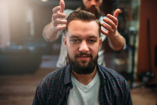 Чоловічий клієнт з зачіскою в перукарні — стокове фото