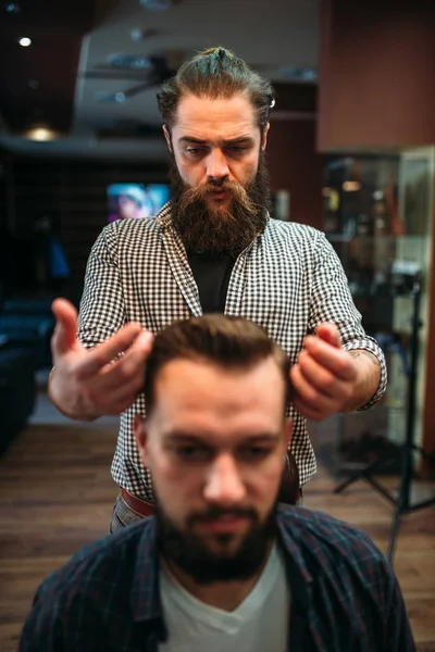 Cliente masculino com penteado na barbearia — Fotografia de Stock
