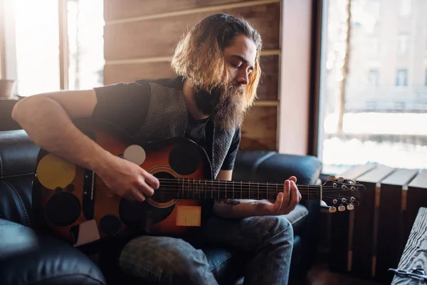 Barbudo tocando la guitarra — Foto de Stock