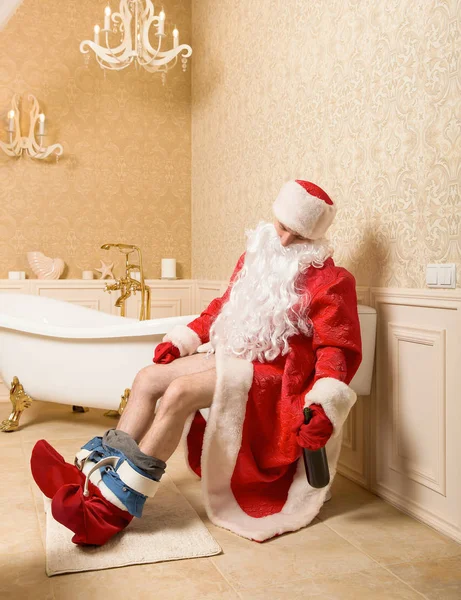 Père Noël assis sur les toilettes — Photo