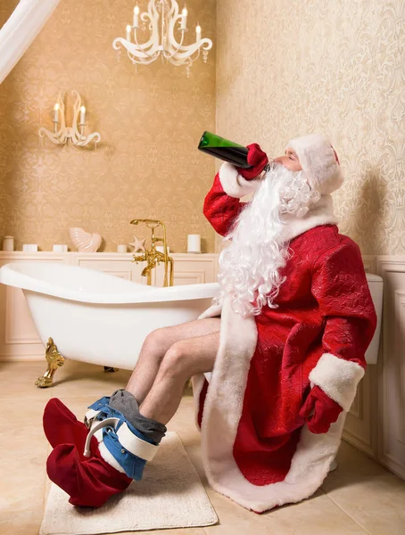 Père Noël assis sur les toilettes — Photo