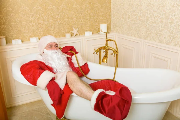 Julenissen ligger i bad – stockfoto