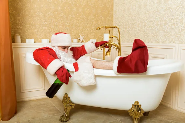 Santa Claus leżąc w wannie — Zdjęcie stockowe