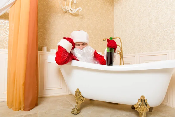 Papá Noel sentado en el baño —  Fotos de Stock