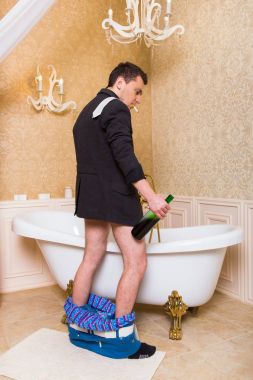 sarhoş adam peeing 