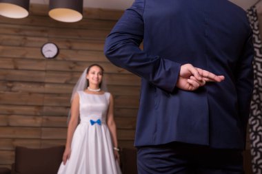 Gelin beyaz elbiseli ve damat