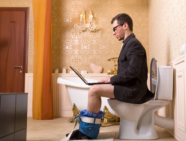 Мужчина на туалете. — стоковое фото