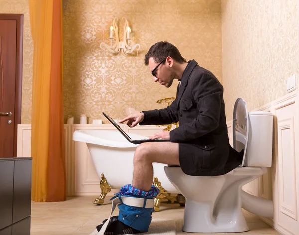 Мужчина на туалете. — стоковое фото
