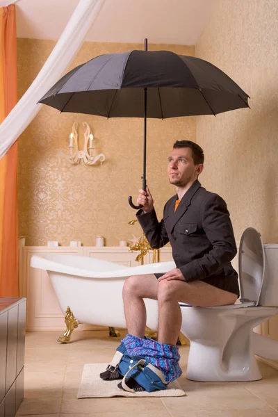 Muž na záchodové míse — Stock fotografie
