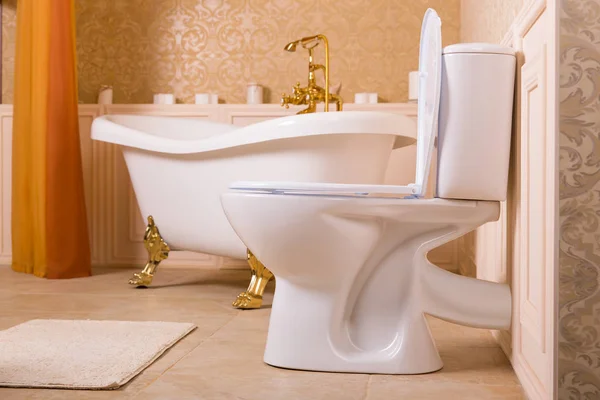 Weiße Toilettenschüssel und weißes Bad — Stockfoto