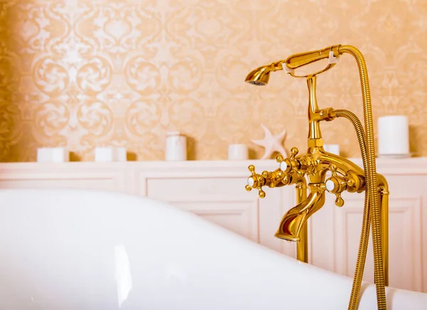Robinet doré brillant et bain blanc — Photo
