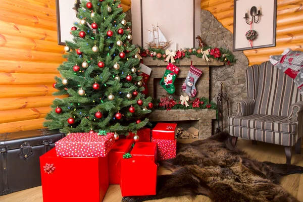 Caixas de presente vermelho e árvore de natal — Fotografia de Stock