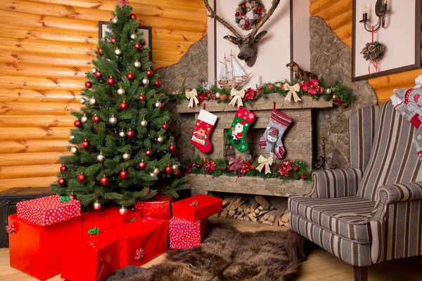 Piros ajándék dobozok és karácsonyfa — Stock Fotó