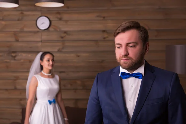 Bride in white dress and groom — Stock Photo, Image