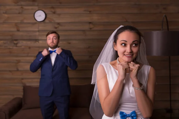 Bride in white dress and groom — Stock Photo, Image