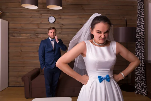 Bride in white dress and groom — Stock Photo, Image