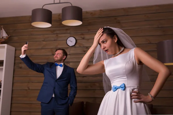 Sposa in abito bianco e sposo — Foto Stock