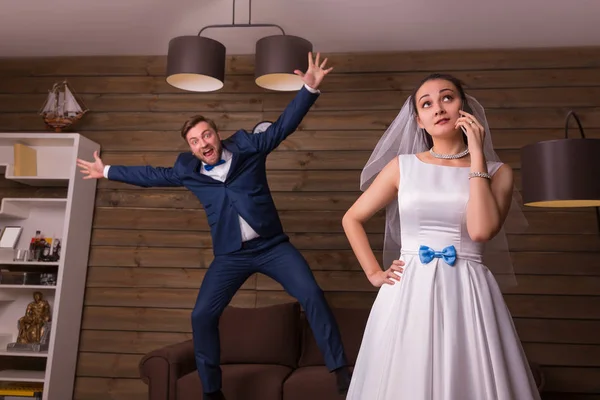 Bride in white dress and groom — Stock Photo, Image