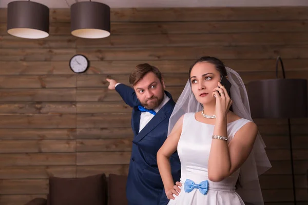 Pengantin berbicara melalui telepon dan pengantin pria berteriak — Stok Foto