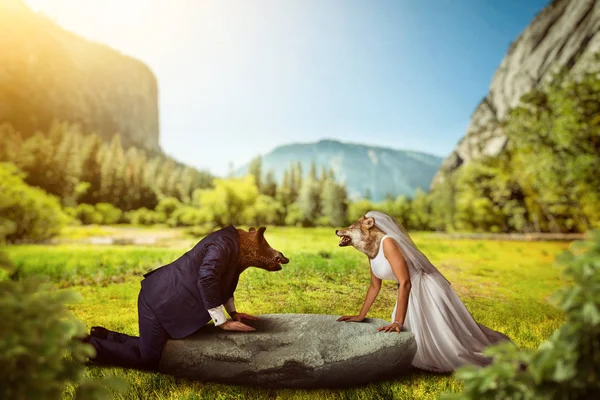 Noiva e noivo com cabeças de animais selvagens — Fotografia de Stock