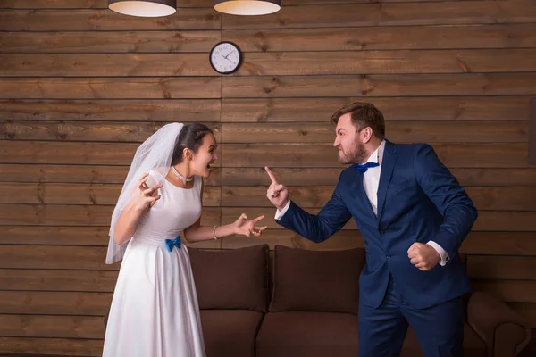 Nevěsta v bílých šatech a ženich — Stock fotografie