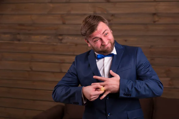 Novio tratando de poner en anillo de bodas — Foto de Stock