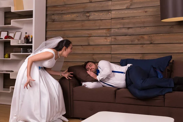 Bride in white dress and groom — Stock Photo, Image