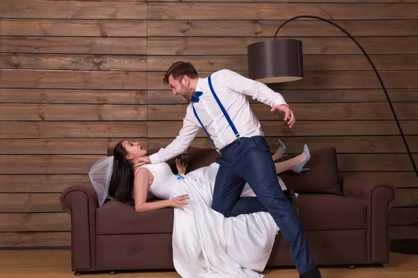 Bride in white dress and groom — Stock Photo, Image