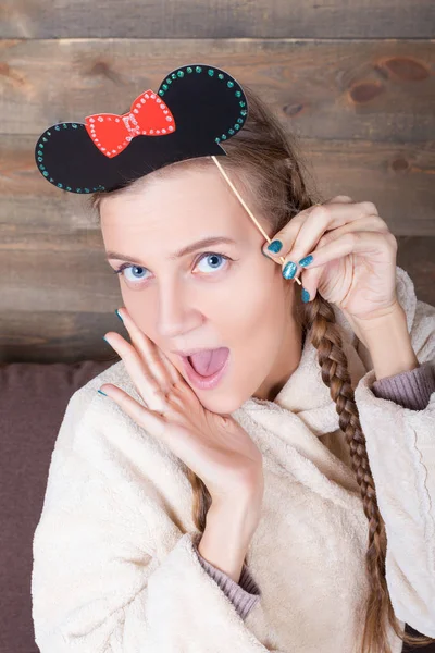 Mujer con orejas de ratón divertido — Foto de Stock
