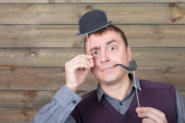 Uomo con cappello e pipa fumante su bastoncini — Foto Stock