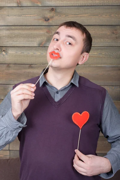 Homem com coração vermelho no pau — Fotografia de Stock