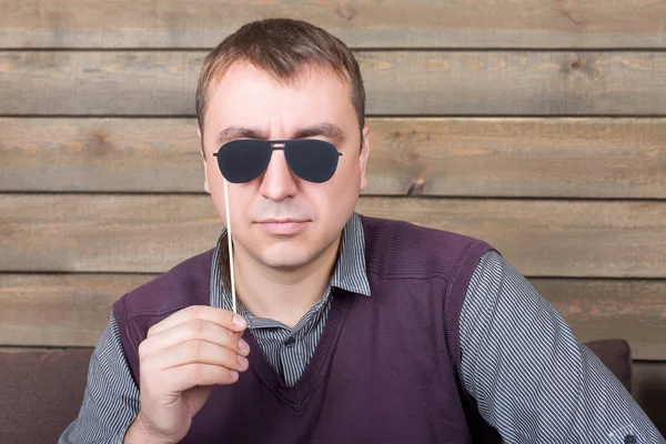 Joven con gafas de sol divertidas — Foto de Stock