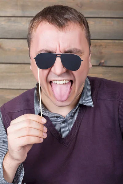 Joven con gafas de sol divertidas — Foto de Stock